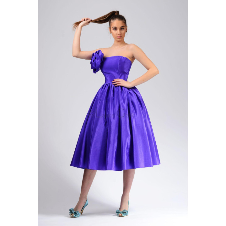 Rochie Loredana fără bretele, cu bust cambrat, talie definită și fustă midi plisată