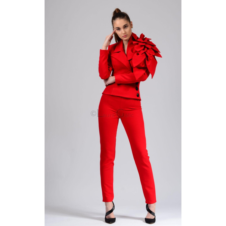 Delia suit with a red jacket, asymmetric fastening and slim-fit trousers