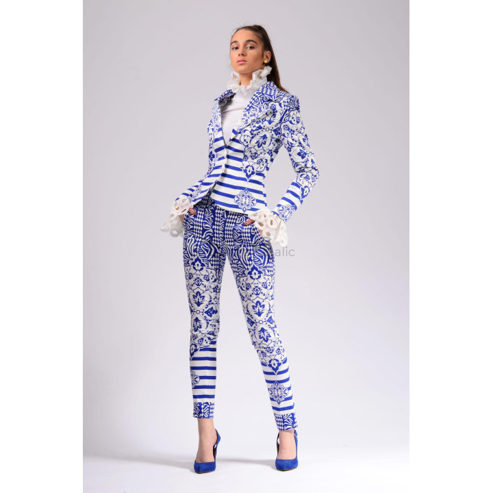 Ava 2 women's suit with a fitted blazer and straight-leg trousers in a blue and white print