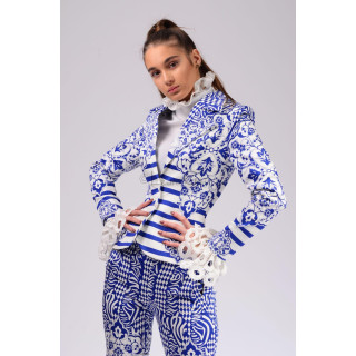 Ava 2 fitted jacket with lapels and a blue-and-white ornamental print
