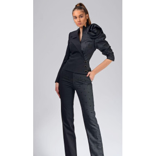Costum Melinda 2 bicolor cu sacou cambrat, floare supradimensionată pe umăr și pantaloni drepți