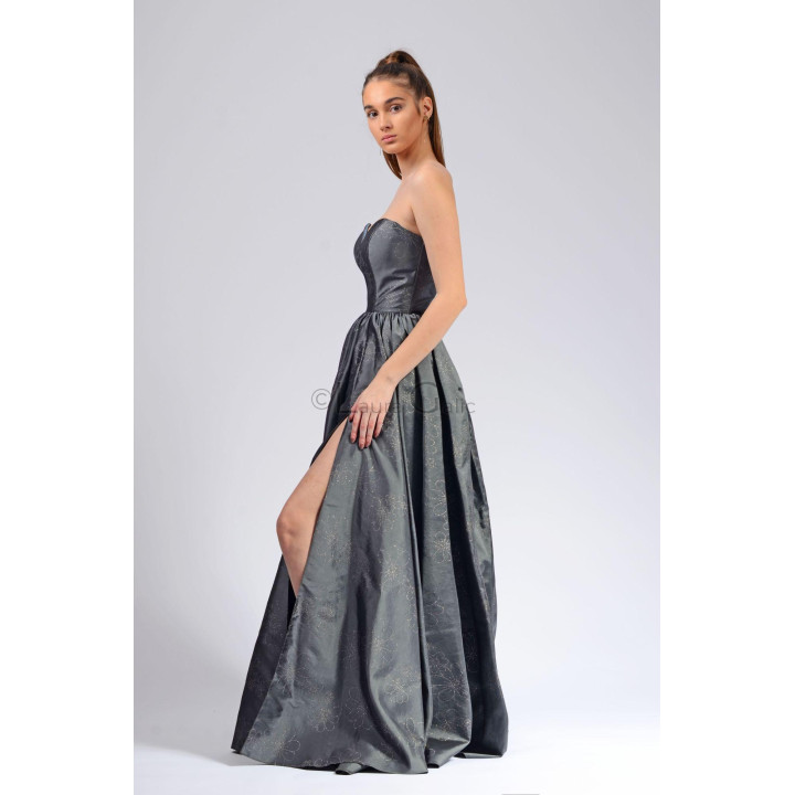 Rochie Calypso văzută din lateral, cu bust tip corset și fustă amplă cu șliț