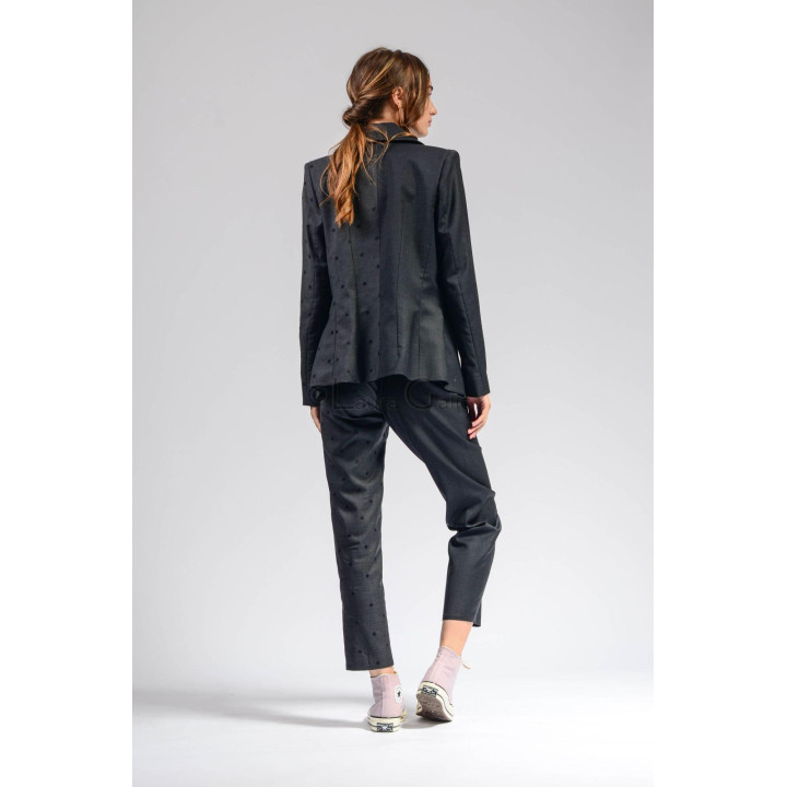 Vedere din spate a costumului Ramona, cu detalii cu buline pe sacou și pantaloni