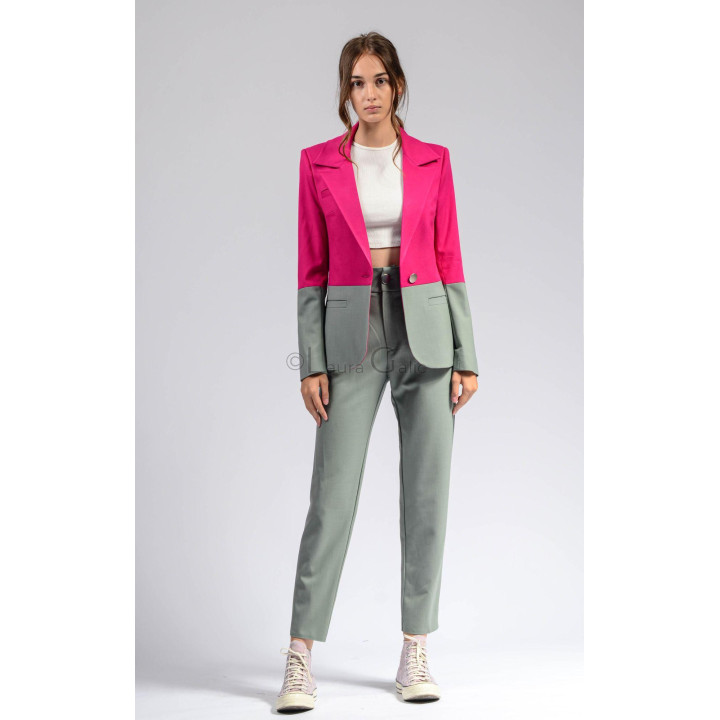 Costum damă Ramona cu sacou magenta și pantaloni verde-gri, vedere frontală
