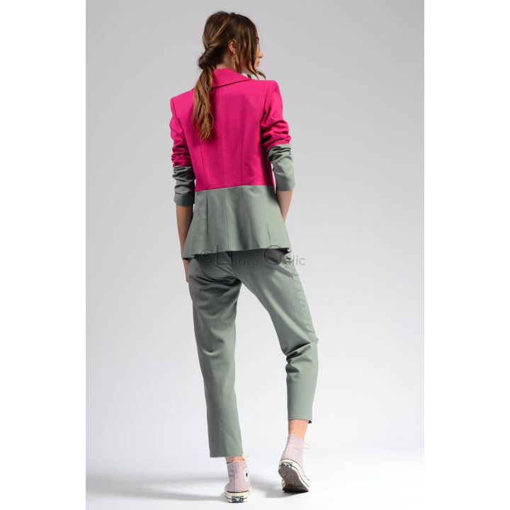 Vedere din spate a costumului Ramona, cu sacou color-block magenta și verde-gri