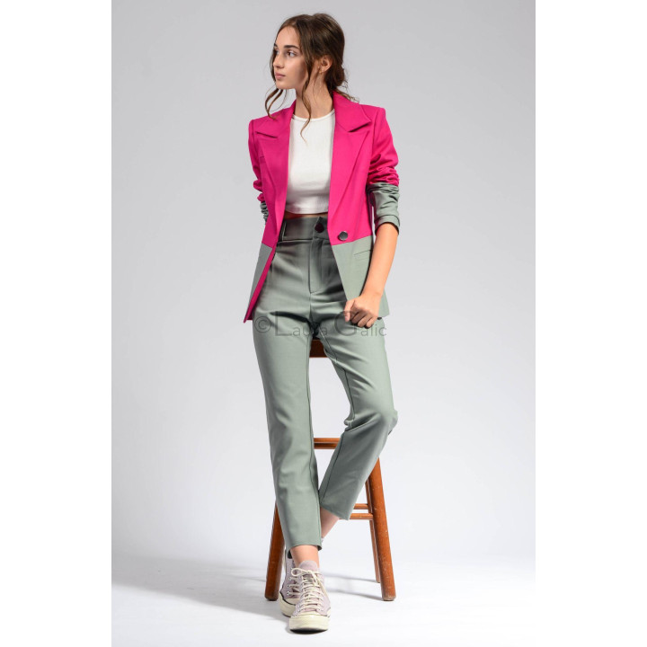 Costum Ramona cu revere clasice și pantaloni verde-gri, purtat în ținută smart casual