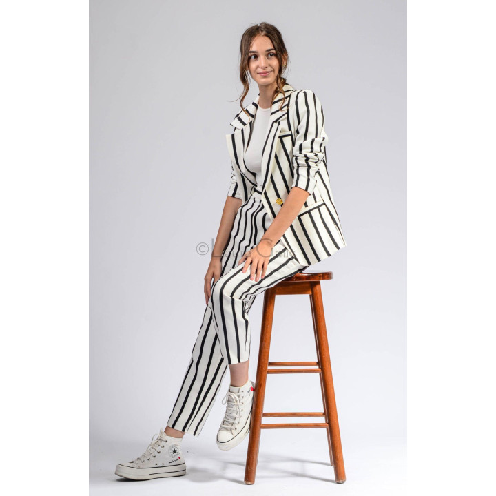 Costum Ramona zoot-suit din două piese, cu sacou și pantaloni în dungi negre pe fond deschis