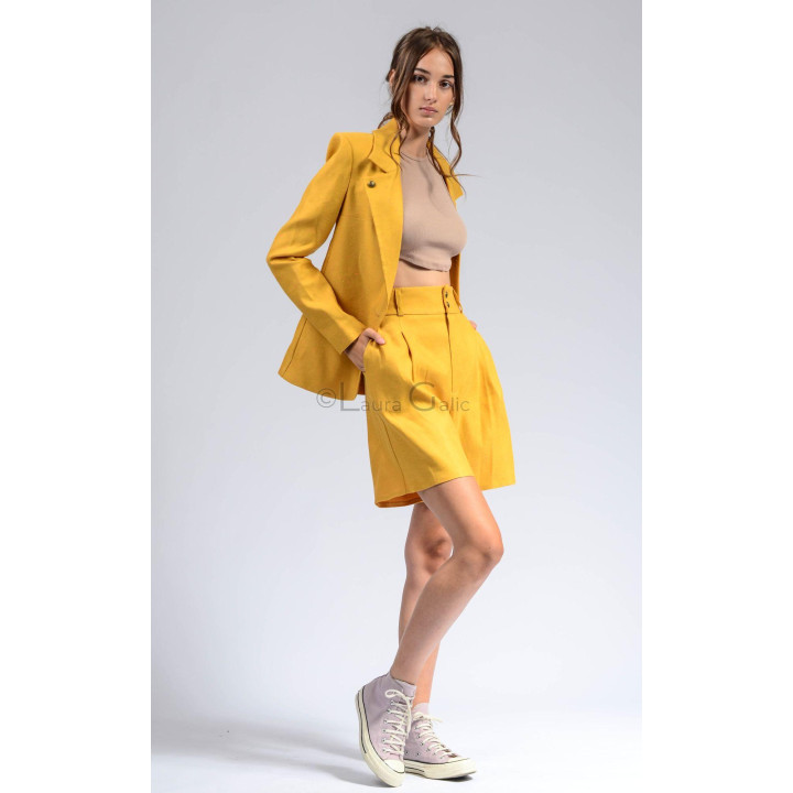 Costumul galben Ramona purtat cu sacoul deschis și pantaloni scurți cu croială lejeră
