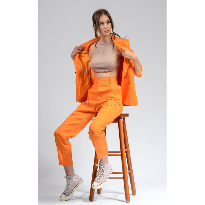 Costum Ramona zoot suit purtat cu sacoul deschis, cu pantaloni cu talie înaltă și două nasturi