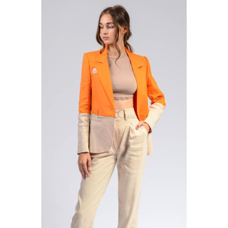 Costumul Ramona Split cu sacou portocaliu cu manșete și bază crem și pantaloni crem