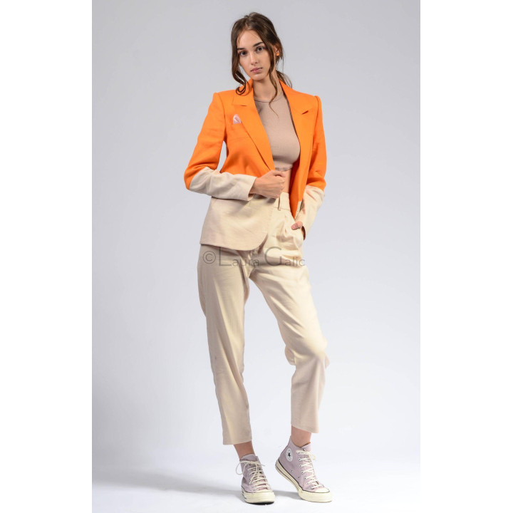Costum damă Ramona Split în două piese, cu pantaloni crem cu croială până deasupra gleznei