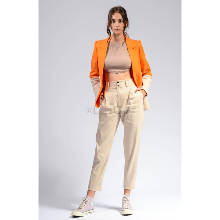 Costum Ramona Split purtat cu sacoul deschis și pantaloni crem cu pliuri frontale
