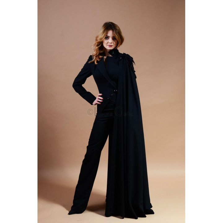 Sacou-cape Euridice cu rever, închidere cu nasturi și pantaloni drepți