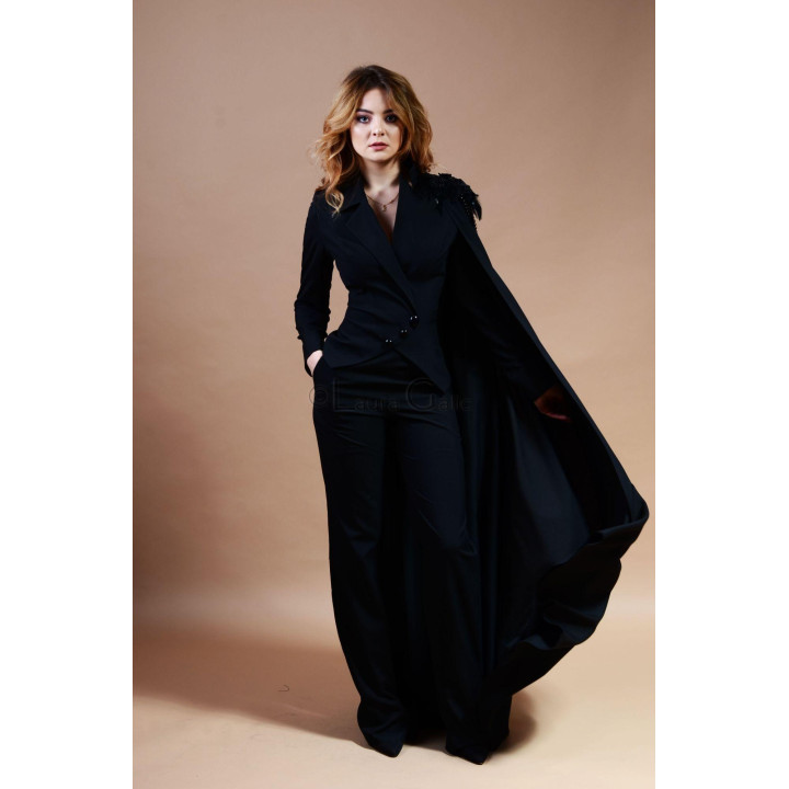 Costum Euridice cu pelerină deschisă, decorată cu aplicații pe umăr