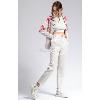 Pantaloni Zoot ivoire cu talie înaltă și nasturi roz, purtați cu sacou floral