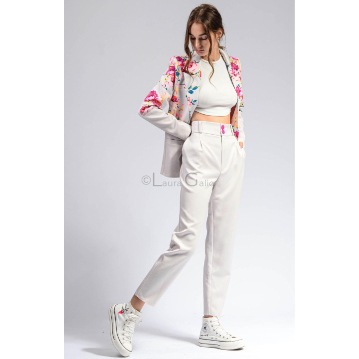 Pantaloni Zoot ivoire cu talie înaltă și nasturi roz, purtați cu sacou floral