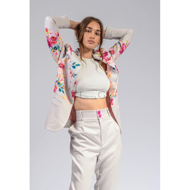 Waist detail of the Zoot trousers with two pink buttons