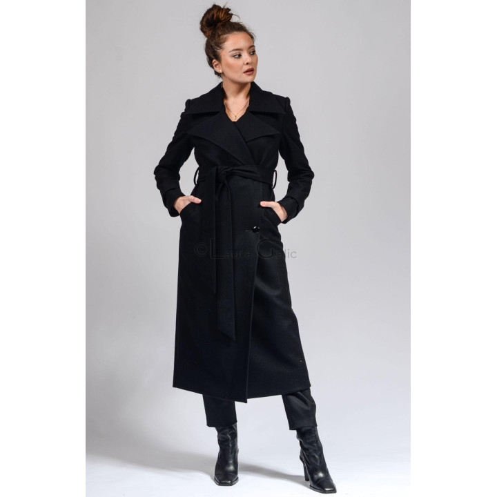 Romanita 3 coat worn closed with wide lapels and side pockets