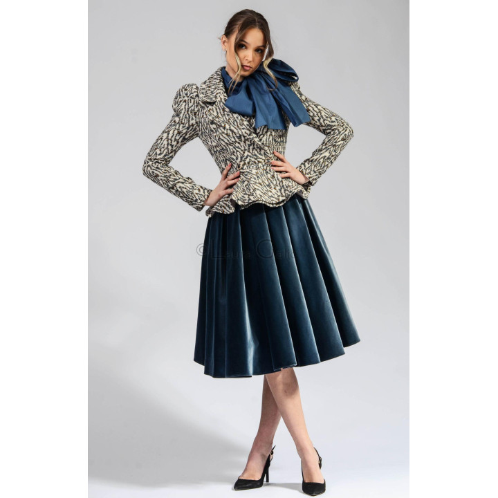 Three-piece Carmen 7 women's suit with buttoned jacket, velvet skirt and bow shirt