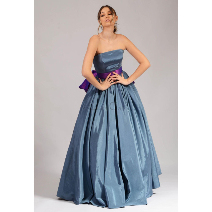 Compleul Suzana 2 cu corset albastru fără bretele, fustă amplă și eșarfă mov legată în talie