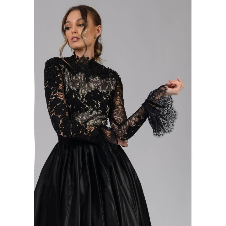 Close-up of the Carmina 1 blouse with high lace collar and flared cuff