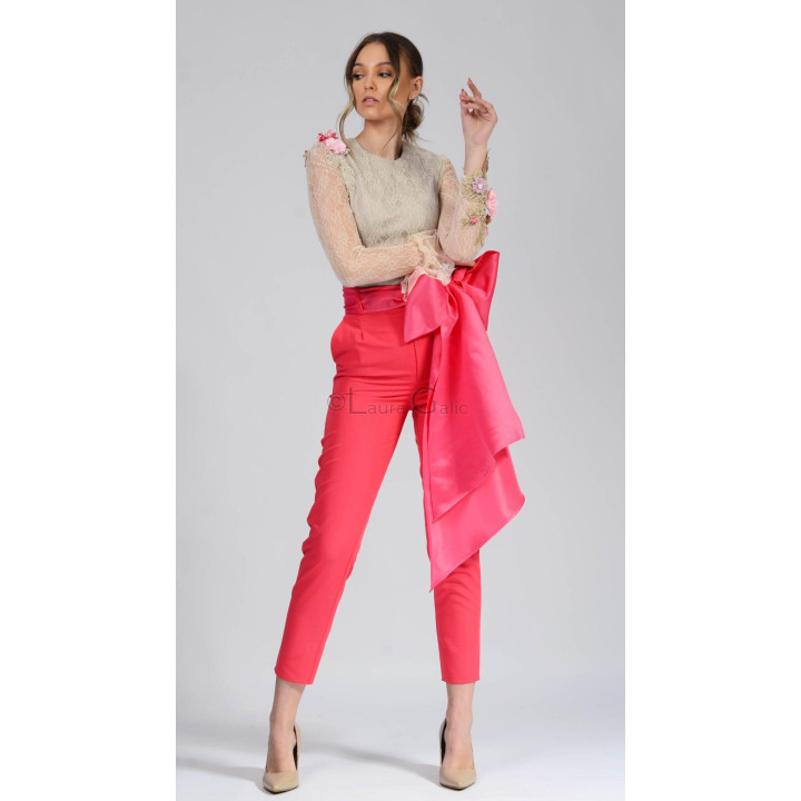 Carmina 1 women's pants set with a cream blouse, pink trousers and waist sash
