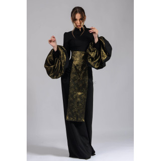 Compleul Catinca cu pantaloni negri tip clopot, bluză cu manșete ample și șorț din brocart cu model auriu