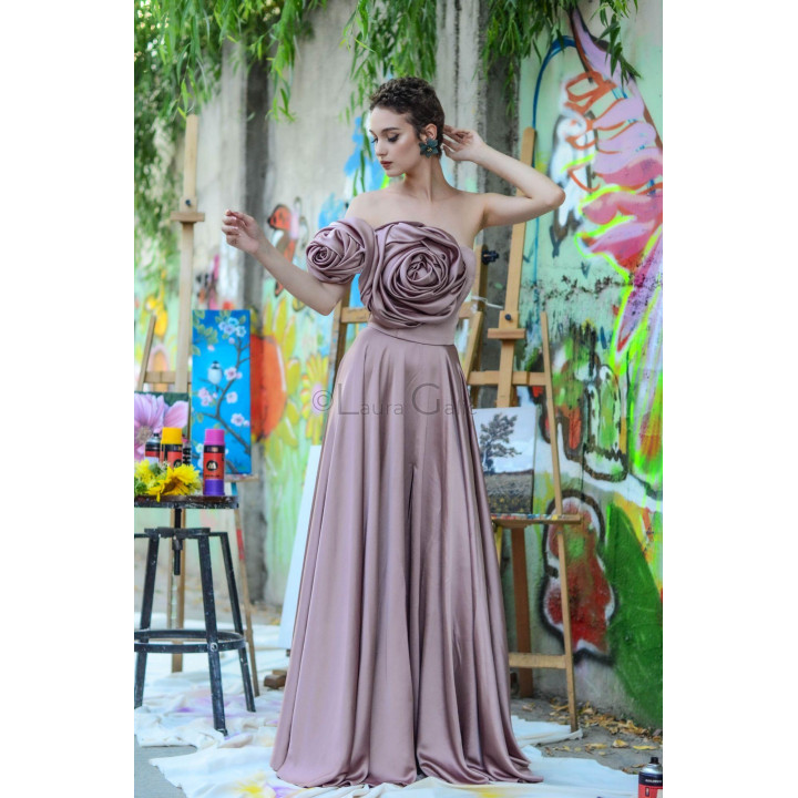 Detaliile florale supradimensionate ale corsetului rochiei Kendra