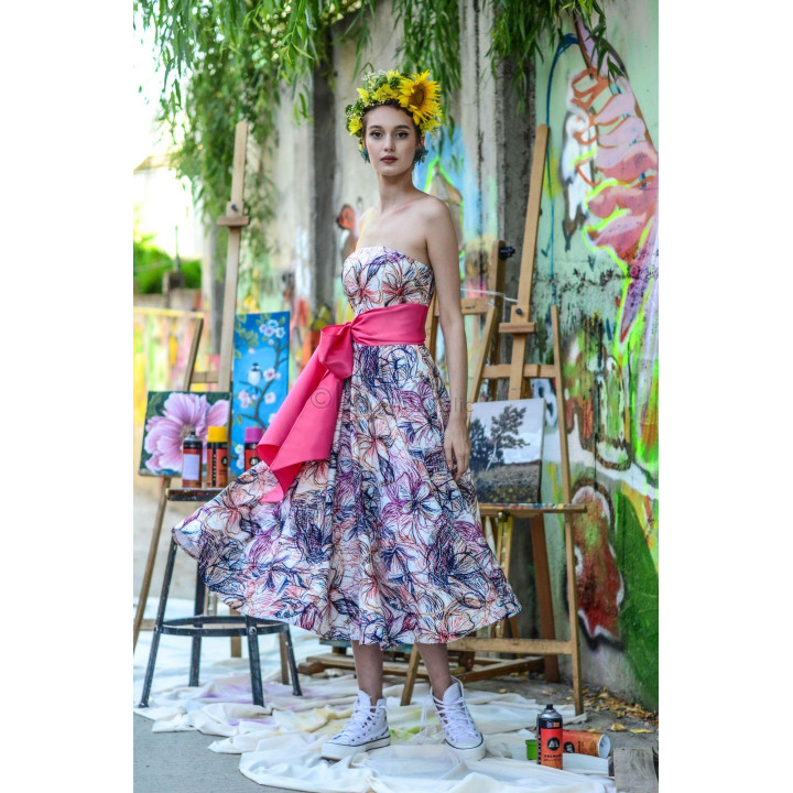 Rochia midi Salma 2 cu imprimeu floral și eșarfă fucsia legată în talie
