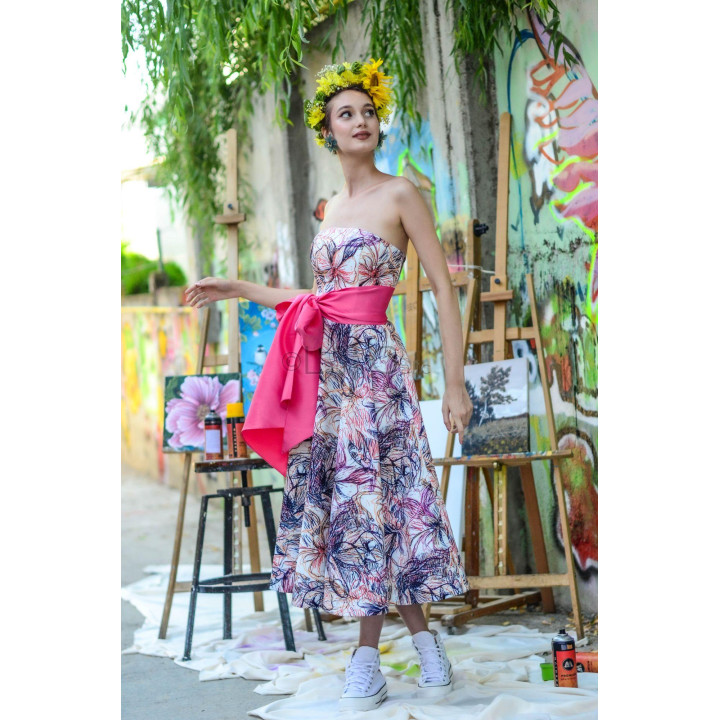 Rochia Salma 2 cu fustă midi în A și eșarfă fucsia purtată în talie