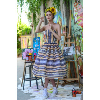 Rochia midi Erica cu corset fără bretele și fustă amplă în benzi gri, crem și galbene