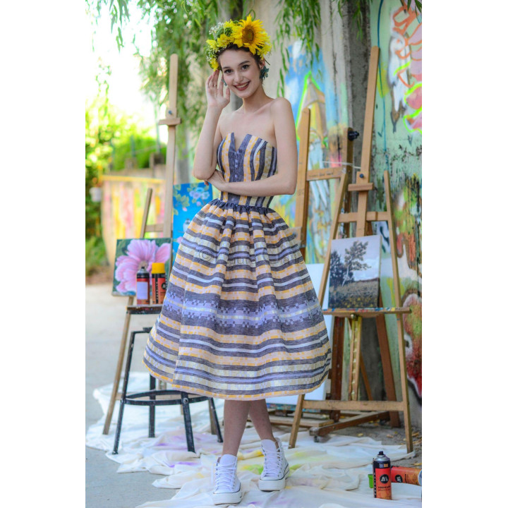 Rochie Erica cu corset cambrat și fustă midi cu motive cadrilate și dungi