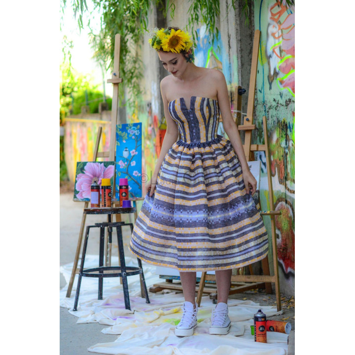 Rochie Erica fără bretele, cu corset structurat și fustă amplă cu benzi orizontale