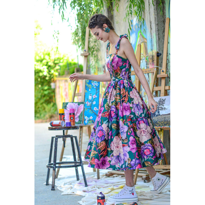 Rochia midi Loredana 4 cu fustă amplă și imprimeu floral, văzută din lateral