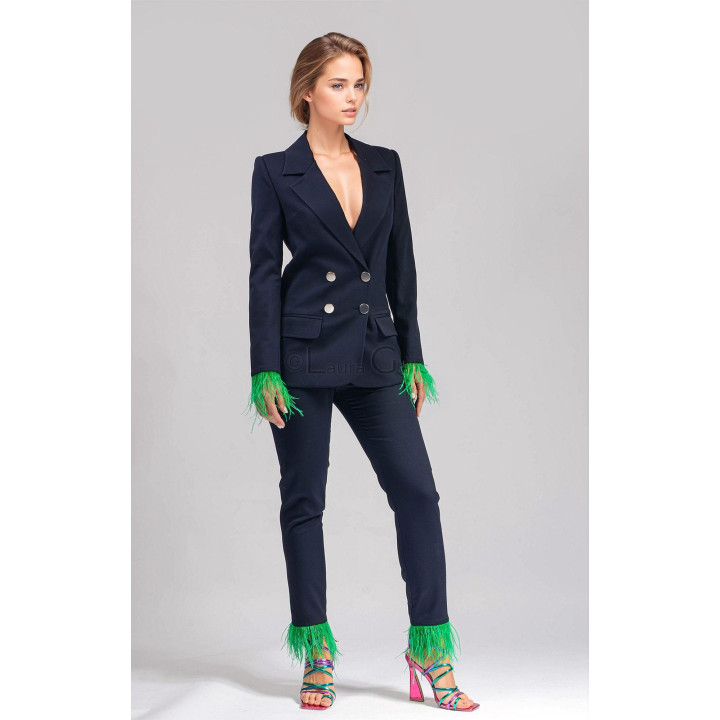 Costum de damă Ramona cu sacou petrecut și pene verzi la manșete și tivul pantalonilor