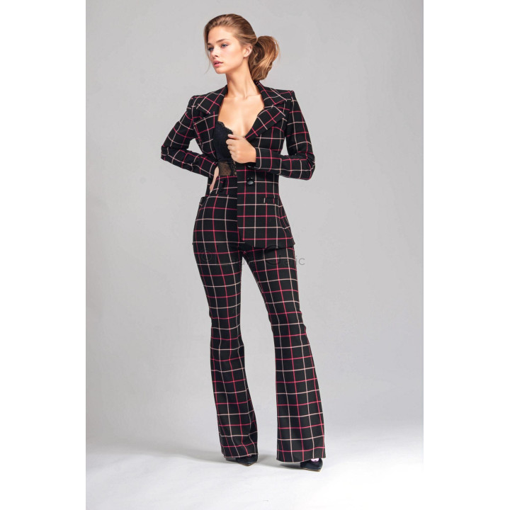 Costumul Ramona cu sacou cambrat și pantaloni evazați, în carouri roz și albe pe fond negru