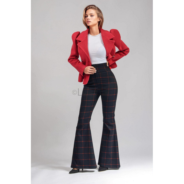 Pantalonii evazați în carouri ai costumului Carmen, asortați cu o jachetă roșie cu umeri accentuați