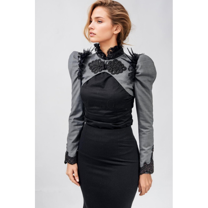Prim-plan al gulerului tunică și al aplicației decorative de pe sacoul Lilith