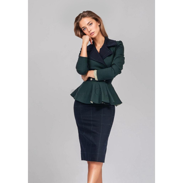Costum Lupe purtat cu sacou verde cu rever contrastant și fustă creion