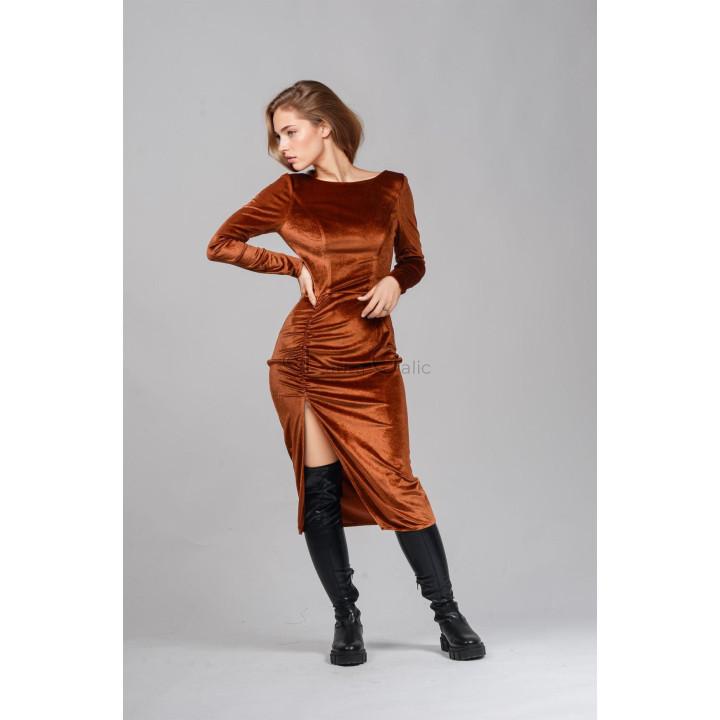 Rochie Nova din catifea ruginiu-cărămizie, cu mâneci lungi, șliț adânc și încrețituri pe fustă