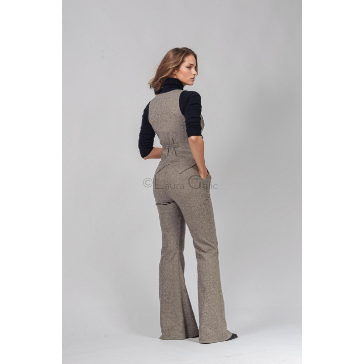 Vedere din spate a vestei și pantalonilor din costumul Demetra