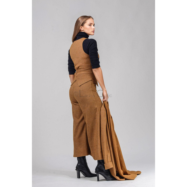 Back view of the high-waisted trousers and vest from the Demetra suit