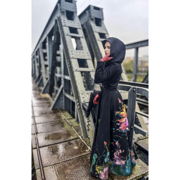 Palton lung Rebecca Praf de Stele cu pictură multicoloră pe trena-cape