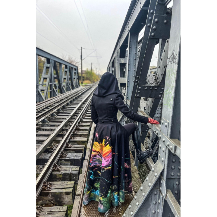 Vedere din spate a paltonului Rebecca Praf de Stele cu glugă și trenă multicoloră
