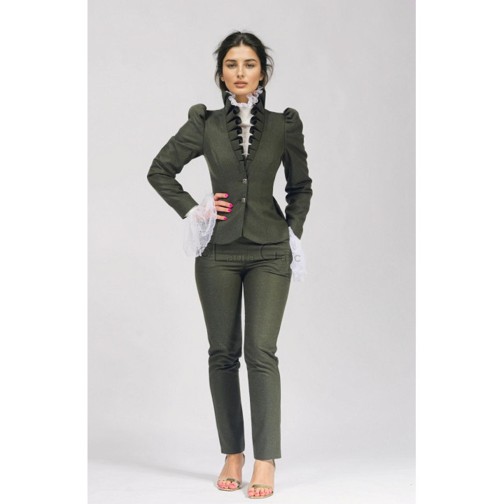 Costum damă Sabrine 3 verde măsliniu, cu sacou cu guler plisat și pantaloni slim fit