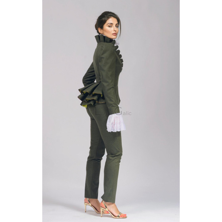 2 Piece suit with slim fit, high waisted trousers, button closure, tunic collar
