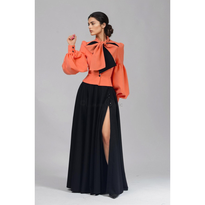 Costumul Luana cu sacou coral și fustă maxi neagră cu deschidere laterală