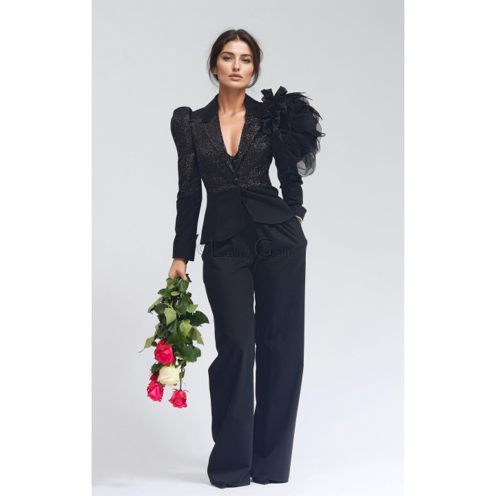 Costumul negru Flavia cu sacou cu umăr voluminos și pantaloni largi cu talie înaltă
