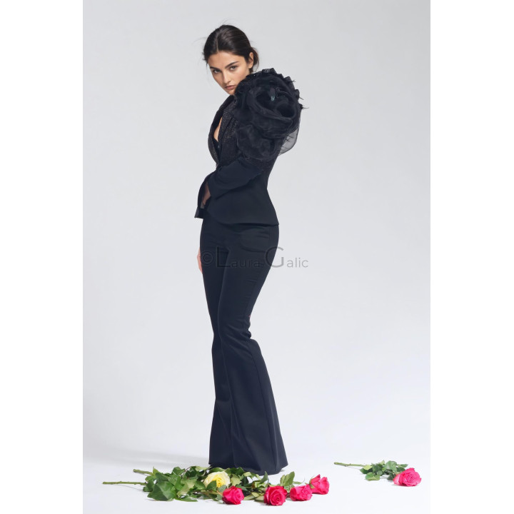 Costum Flavia din profil, cu sacou decorat cu organza și pantaloni evazați