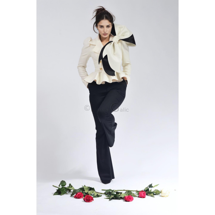 Costum de damă Carmen cu peplum ondulat și pantaloni negri cu croială evazată
